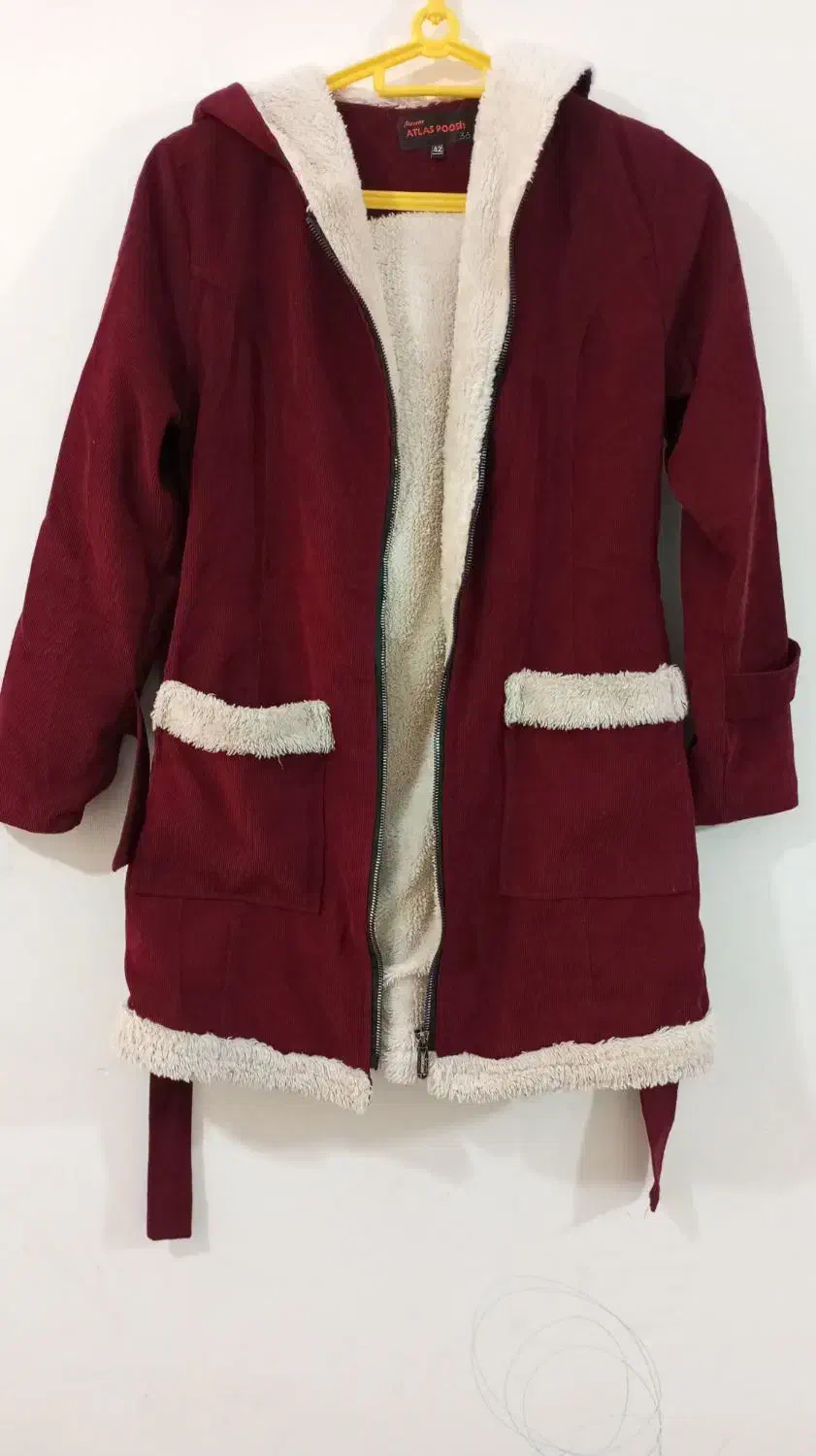 تعدادی لباس|لباس|شاندیز, |دیوار