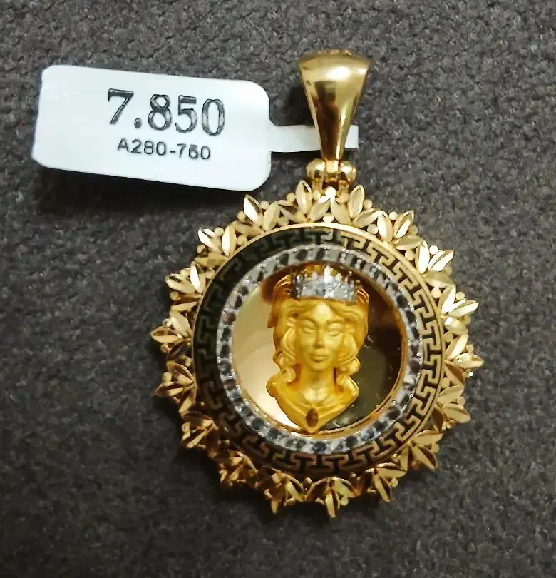 آویز طلا الیزابت نو نو+تعدادی آویز و زنجیر ۱۸ عیار|جواهرات|اردبیل, |دیوار