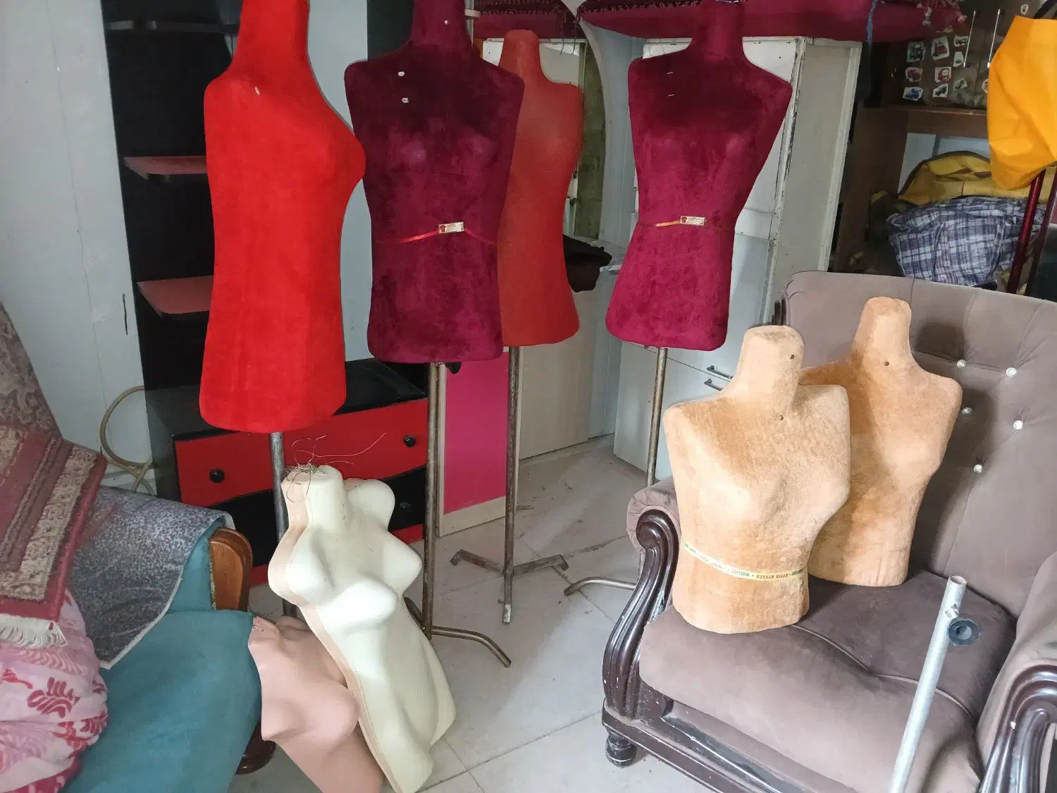 تعدادی مانکن ایستاده و نیم تنه و چندعدد ورقه ای|فروشگاه و مغازه|خرمآباد, |دیوار