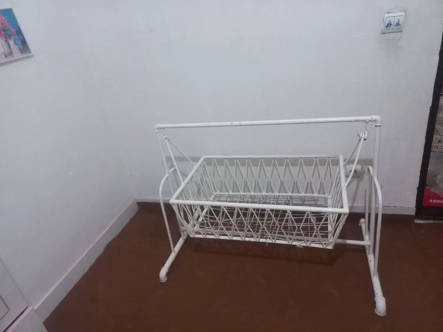 گهواره اهنی|تخت و صندلی بچه|زنجان, |دیوار