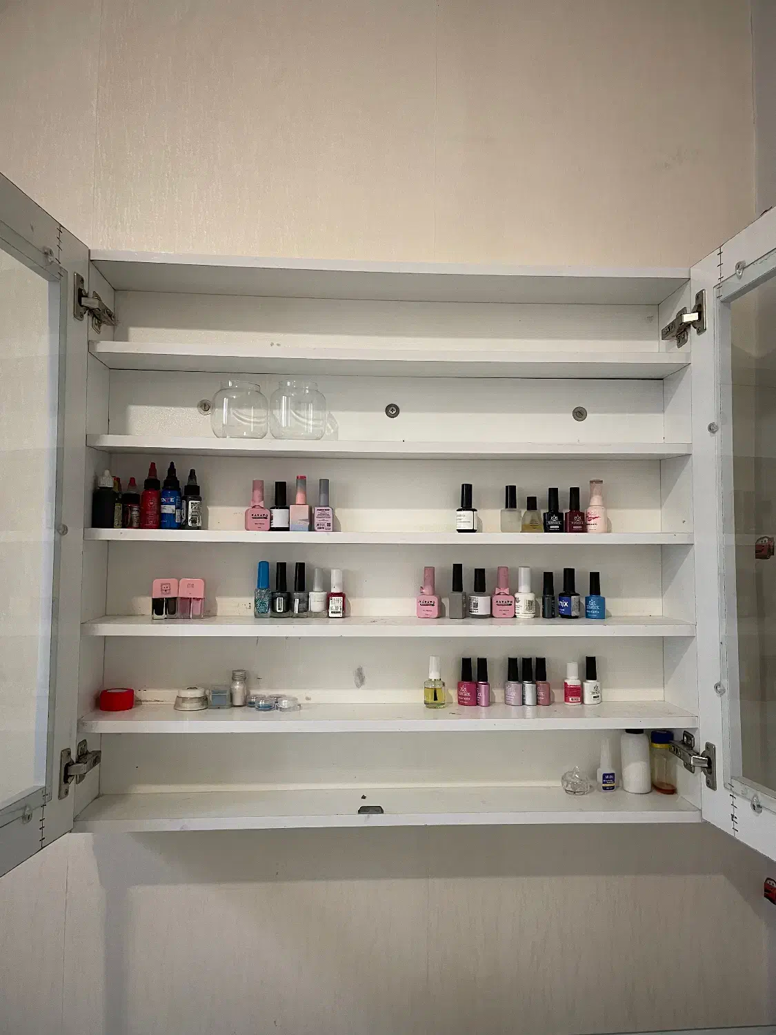 میز ناخن با استند،صندلی تاتو،۱۵۰۰ت|آرایشگاه و سالنهای زیبایی|اندیشه, اندیشه فاز ۱|دیوار