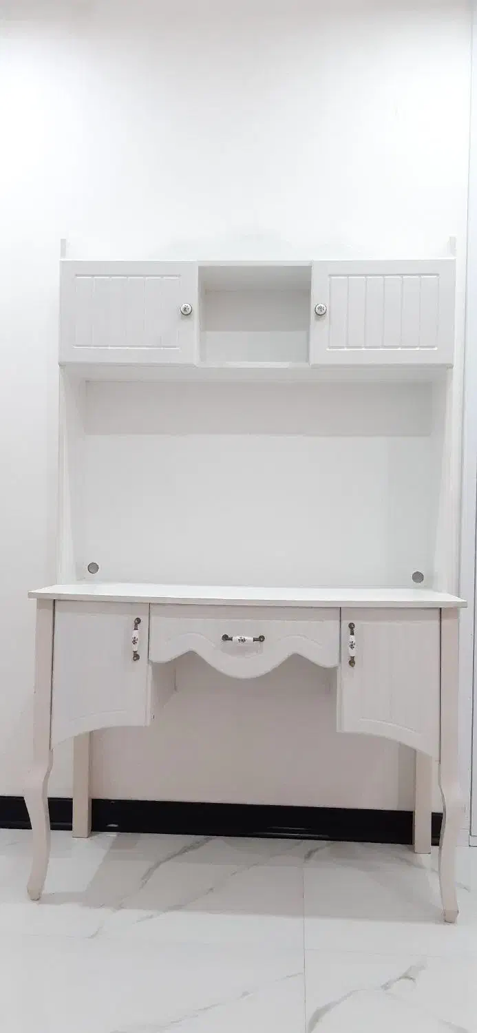 میز تحریر|میز تحریر و کامپیوتر|ری, شهادت|دیوار