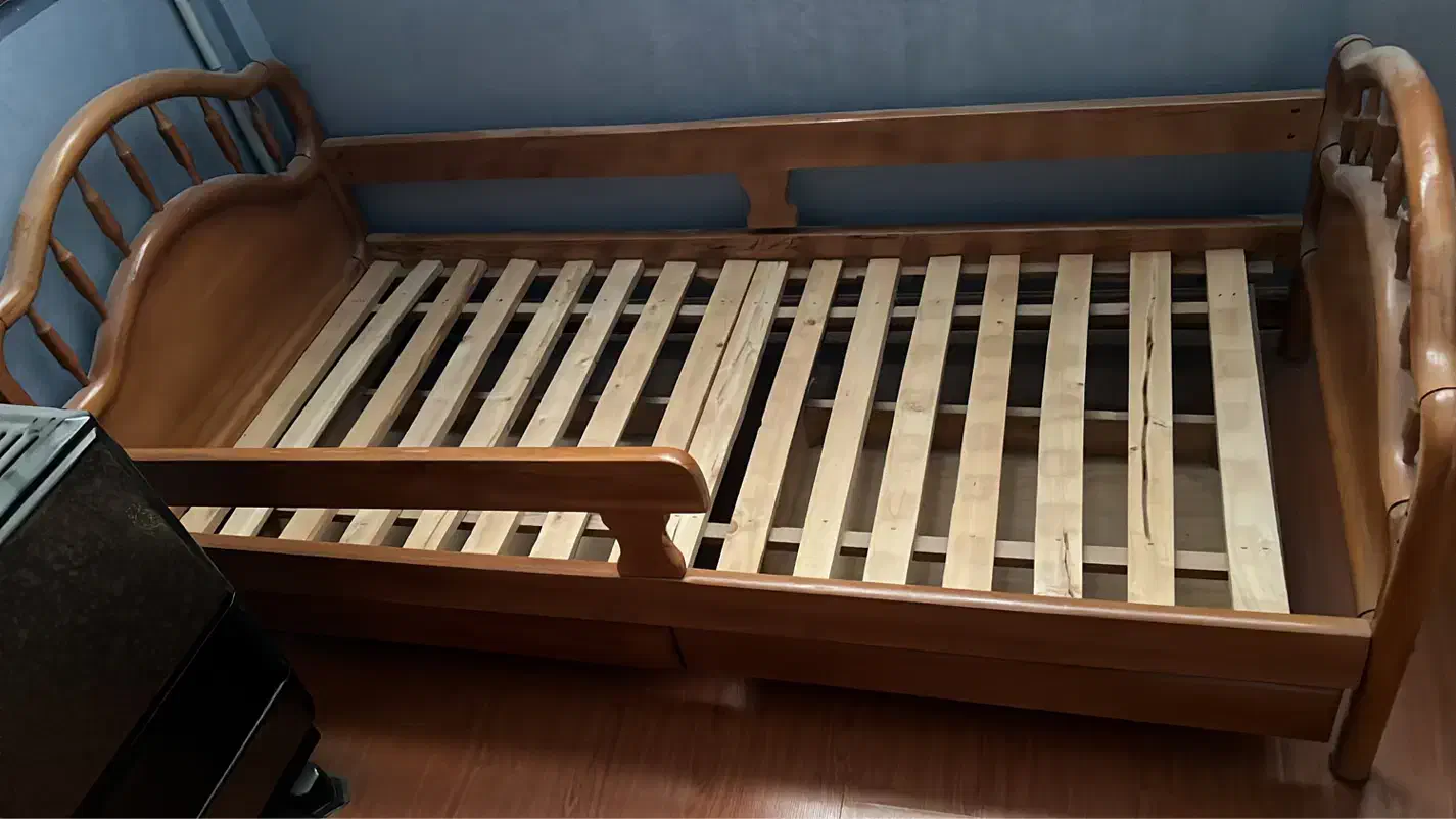 تخت نوجوان چوبی به همراه کفی چوبی|تخت و سرویس خواب|بجنورد, |دیوار