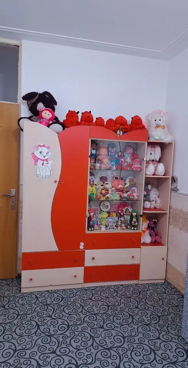 کمد سه تکیه تمیز وسالم ومیز آرایشی باعسلی|تخت و سرویس خواب|قم, باغ شریفی|دیوار