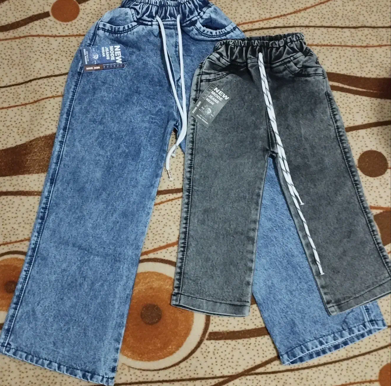 تعدادی لباس نو|لباس|رشت, حومه رشت|دیوار