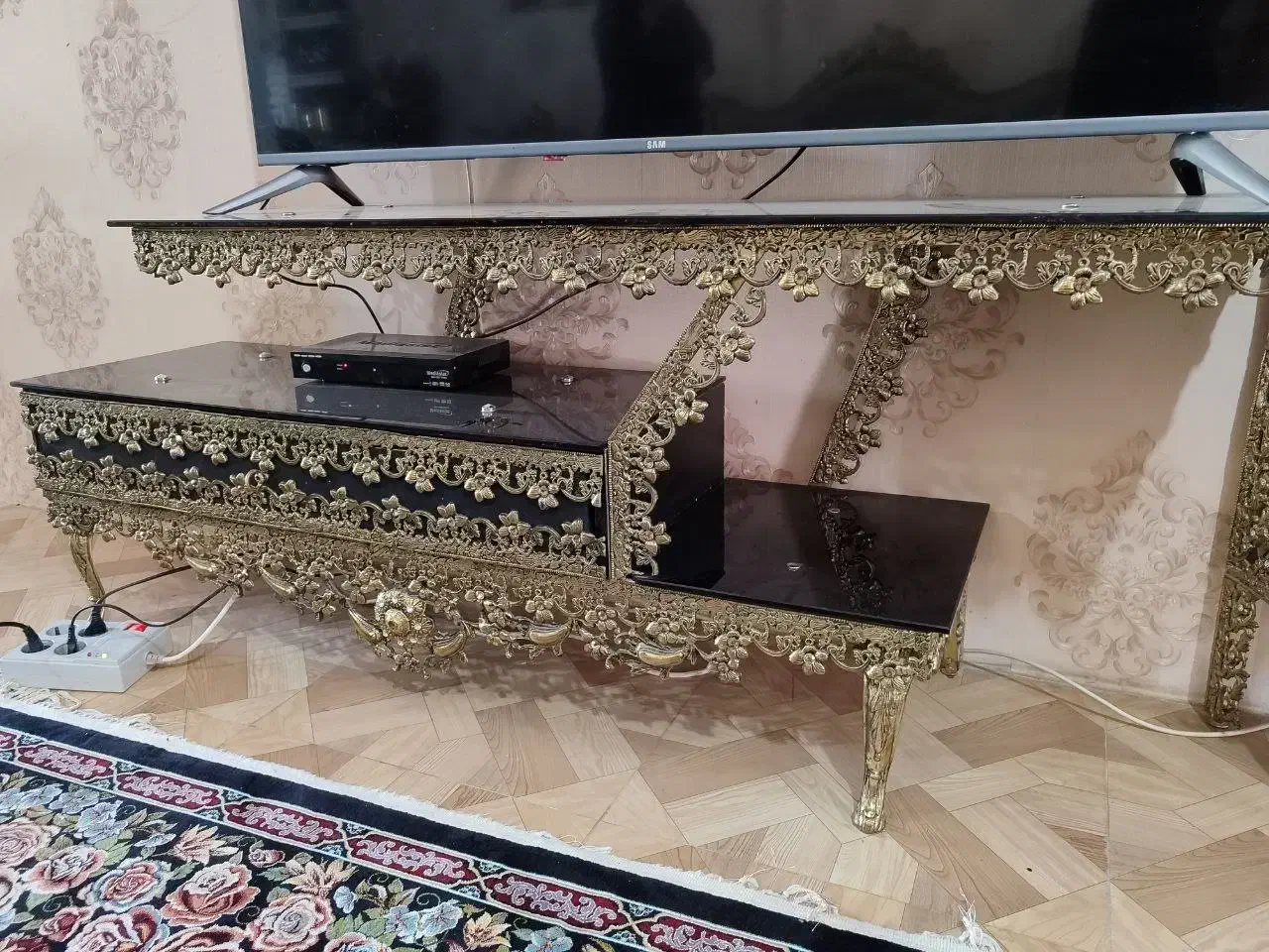 میز تلوزیون برنجی در حد نو|میز تلویزیون|نظرآباد, نظرآباد|دیوار