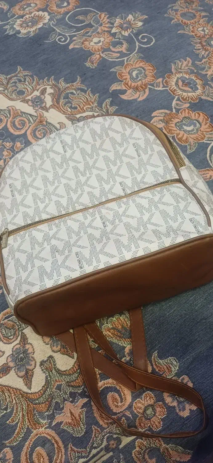 کوله کیف|کیف، کفش، کمربند|پرند, فاز ۵|دیوار