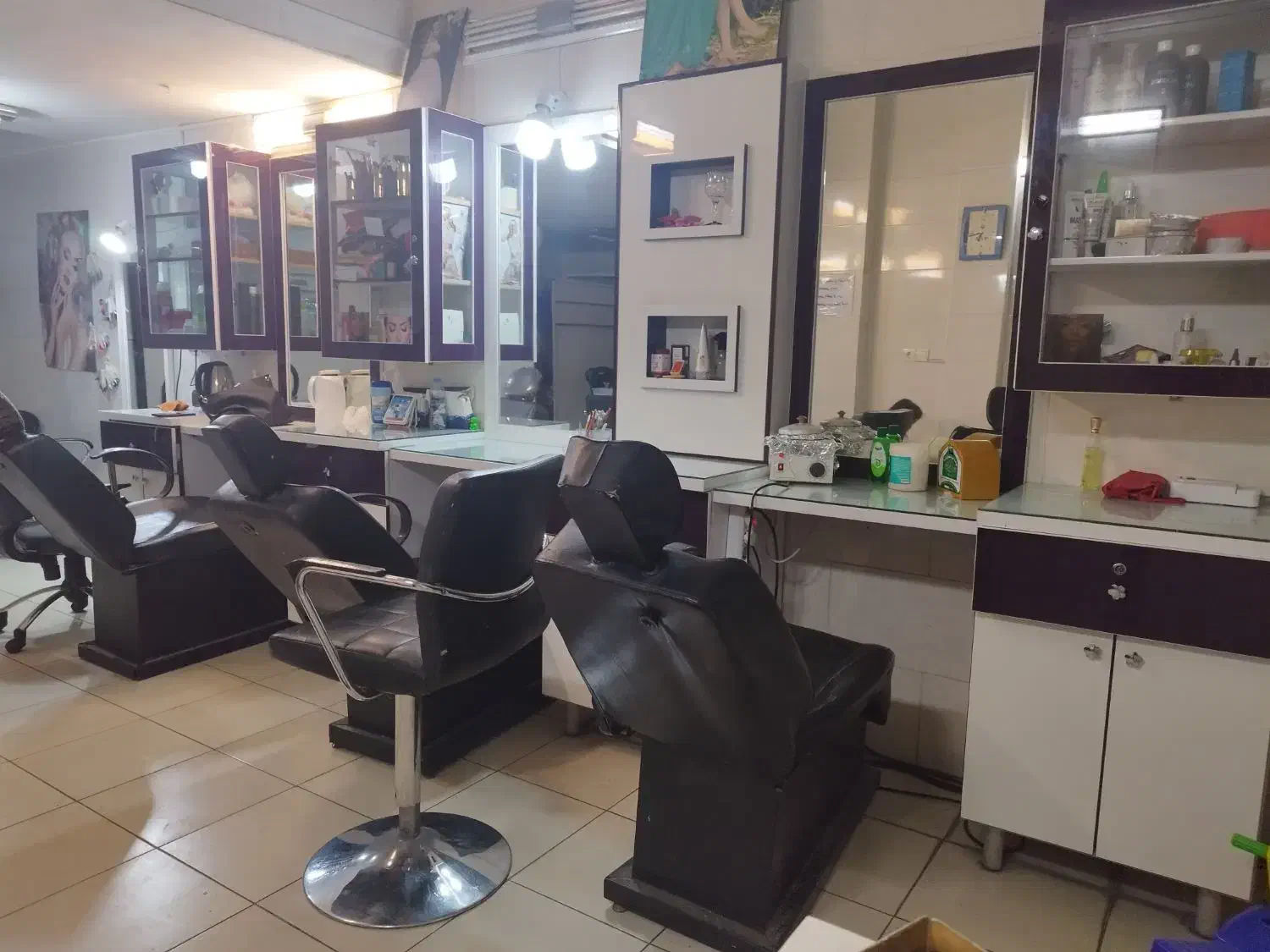 فروش کامل دکور آرایشگاه|آرایشگاه و سالن‌های زیبایی|شیراز, درکی|دیوار