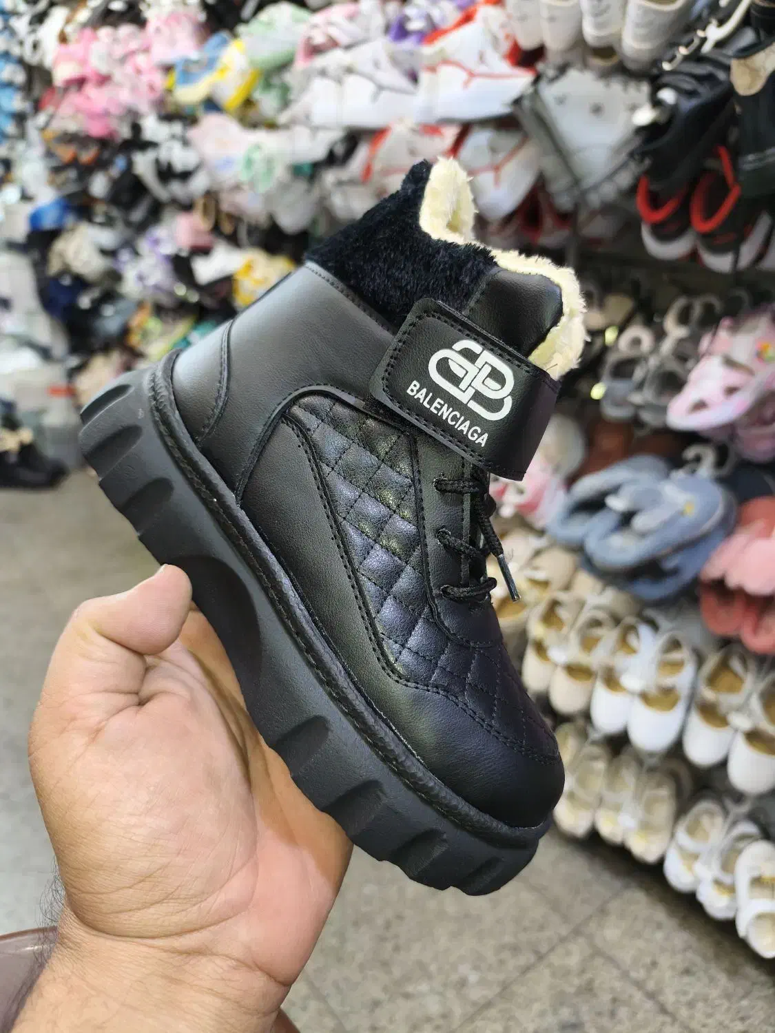 بوت خز دار بالنسیاگا سایز ۳۲ تا ۳۷|کفش و لباس بچه|شیراز, سینما سعدی|دیوار