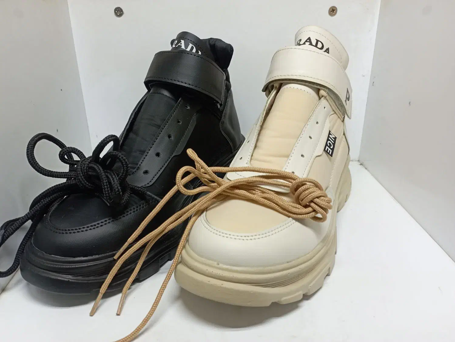 بت کبشانی تولید برادران|کیف، کفش، کمربند|قم, دروازه چوبی|دیوار