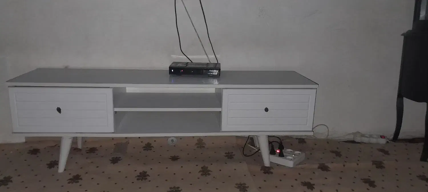 میز تلویزیون کاملن سالم بدون هیچ خط خشی|میز تلویزیون|رشت, سلیمانداراب|دیوار