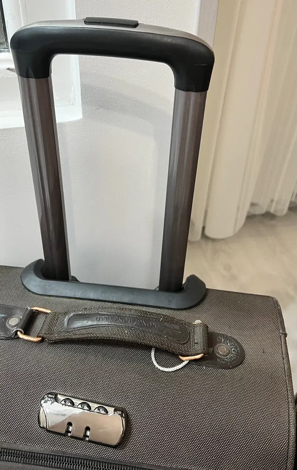 چمدان سایز متوسط و کوچک|کیف، کفش، کمربند|بیرجند, |دیوار