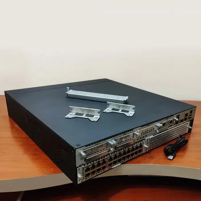 هم روتر هم سوئیچ سیسکو|مودم و تجهیزات شبکه|تهران, فلسطین (میدان انقلاب)|دیوار