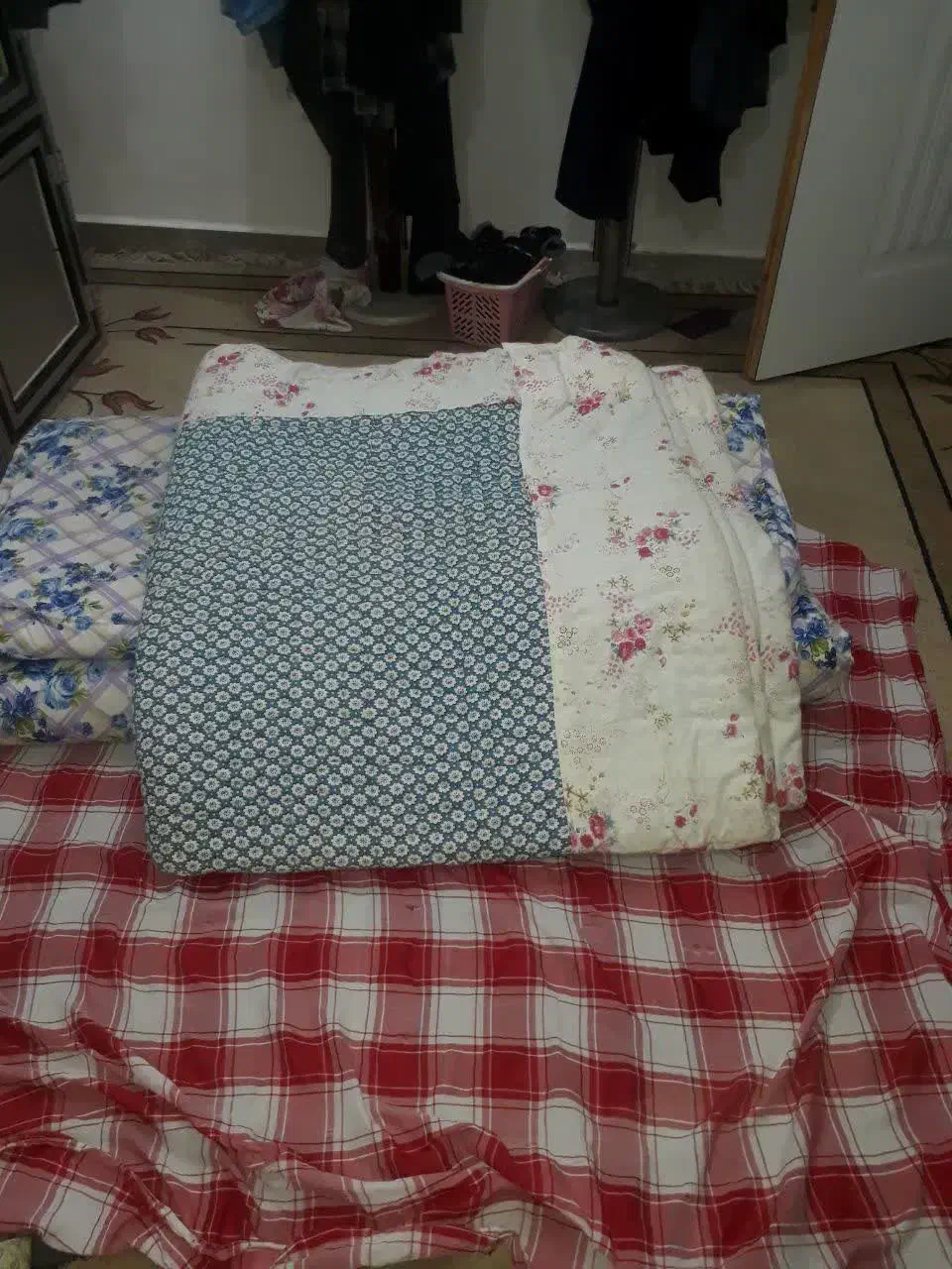 دو عدد لحاف بزرگ دو عدد هم تشک دو نفره|رختخواب، بالش، پتو|شوش, |دیوار