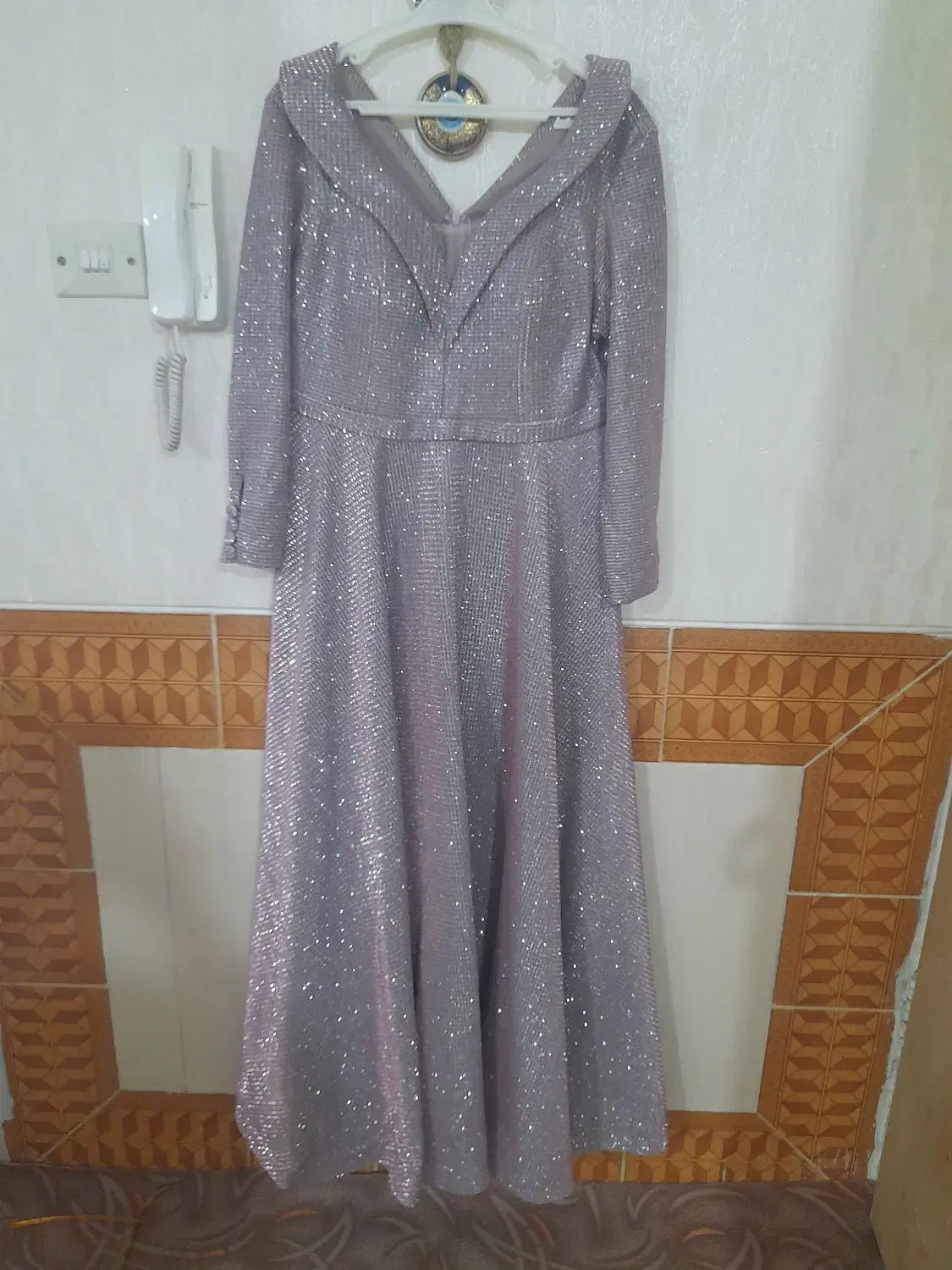 لباس مجلسی|لباس|برخوار, |دیوار