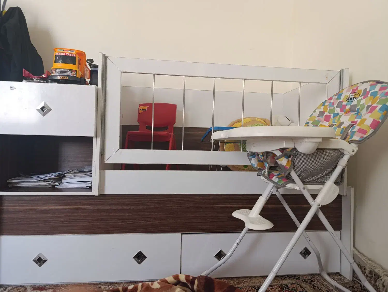 تخت کودک و صندلی غذا|اسباب و اثاث بچه|شیراز, منطقه هوایی شهید دوران|دیوار