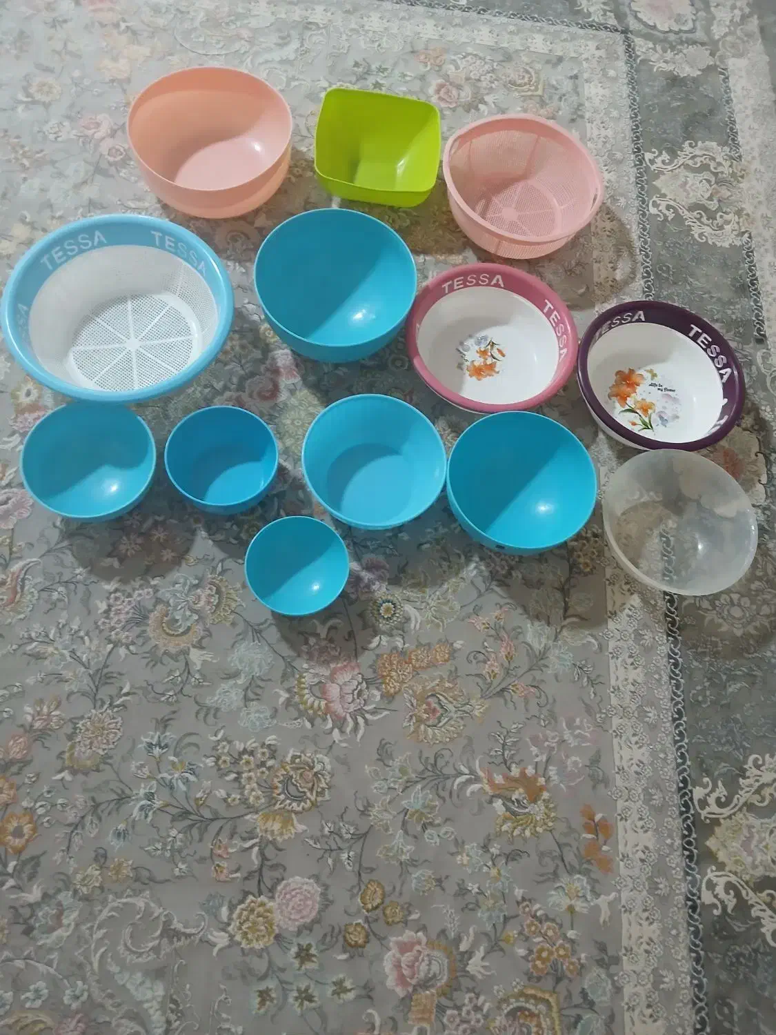 تعدادی لگن و آبکش|ظروف پختوپز|ایلام, |دیوار