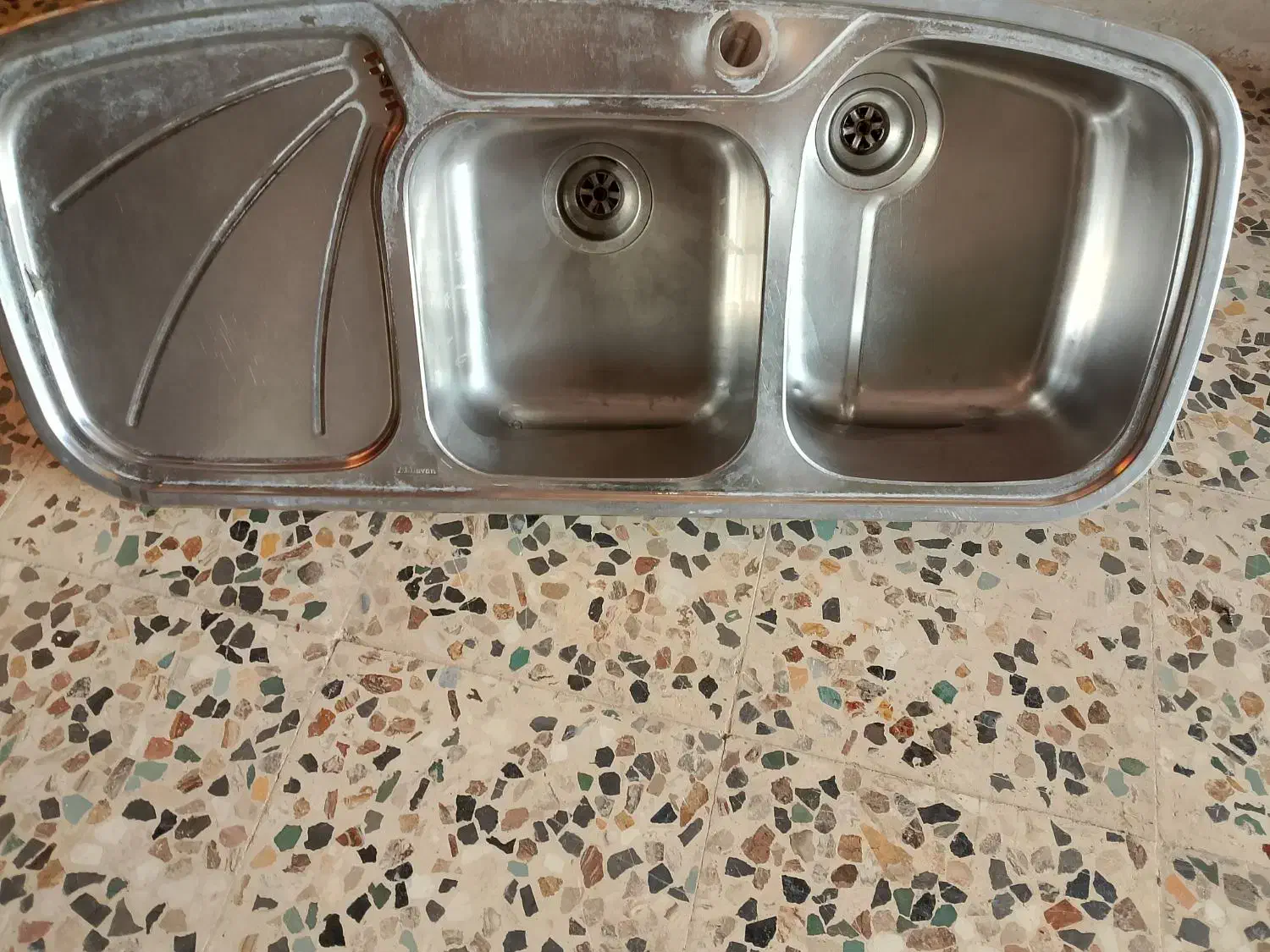 سینگ اخوان تو کار|آب‌چکان و نظم‌دهنده ظروف|ماسال, |دیوار