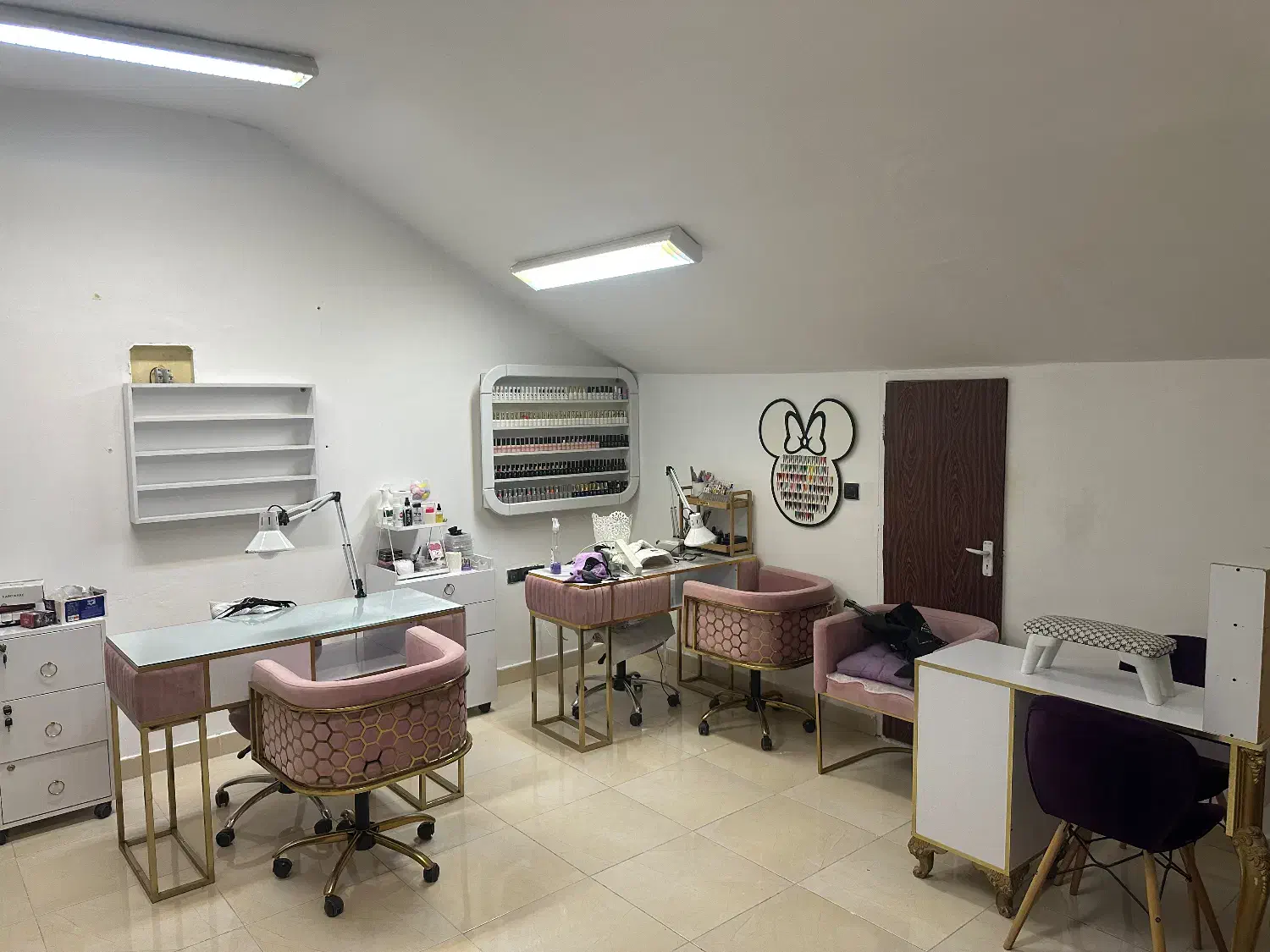 اجاره  صندلی ومیز ناخن و پدیکور در لاکانی|اجارهٔ دفتر کار، اتاق اداری، مطب|رشت, لاکانی|دیوار