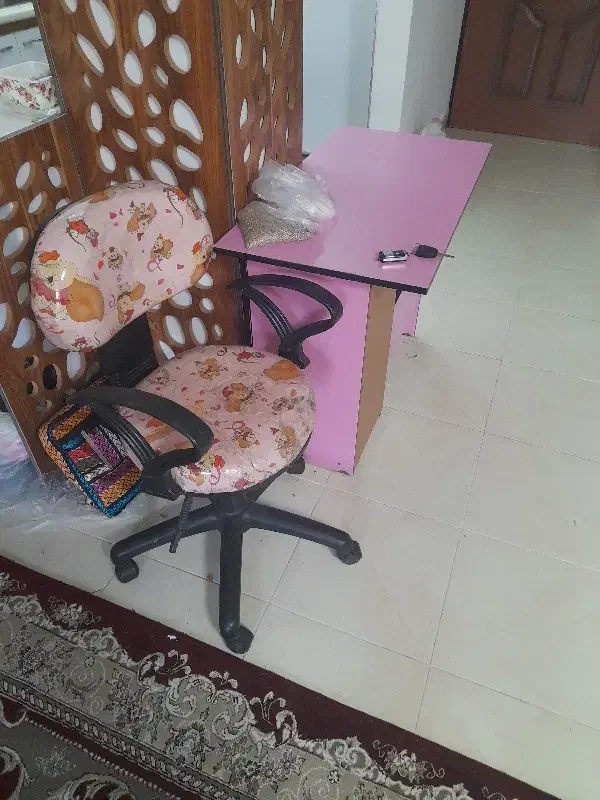 صندلی ومیز زیر ۲۰سال|میز تحریر و کامپیوتر|رشت, باهنر|دیوار