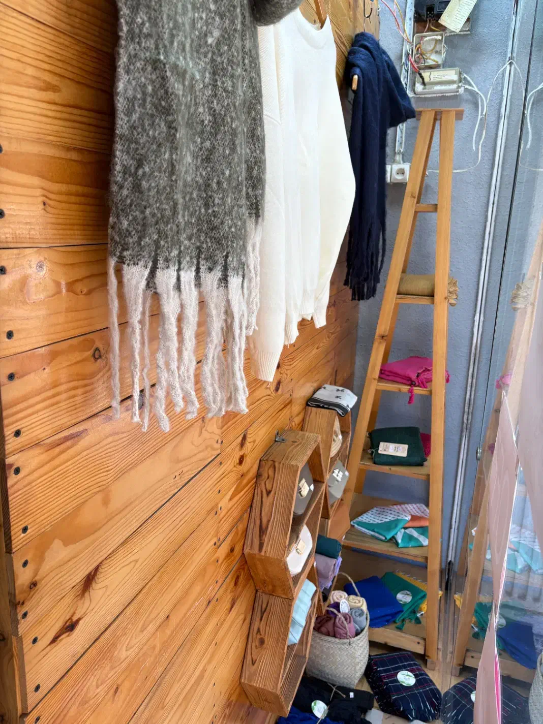 ویترین چوبی نراد به همراه کفی چوب|فروشگاه و مغازه|بندر انزلی, سپه|دیوار