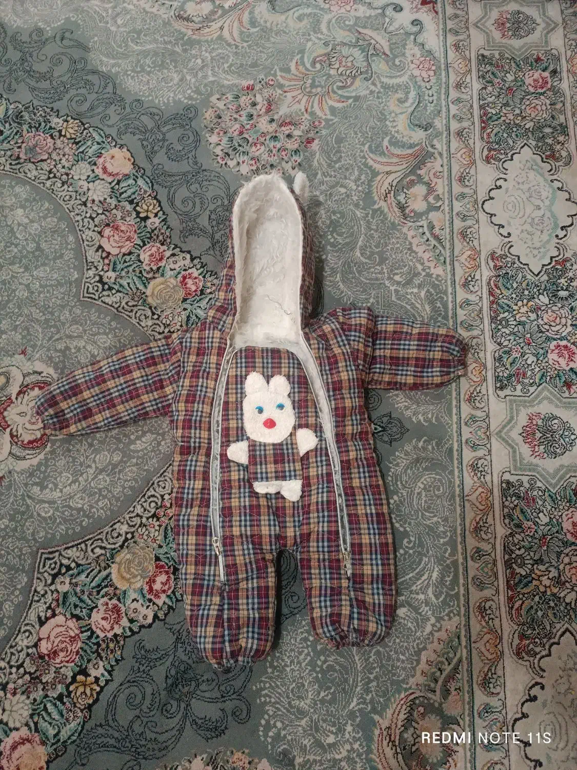 کاپشن|کفش و لباس بچه|دماوند, دماوند|دیوار