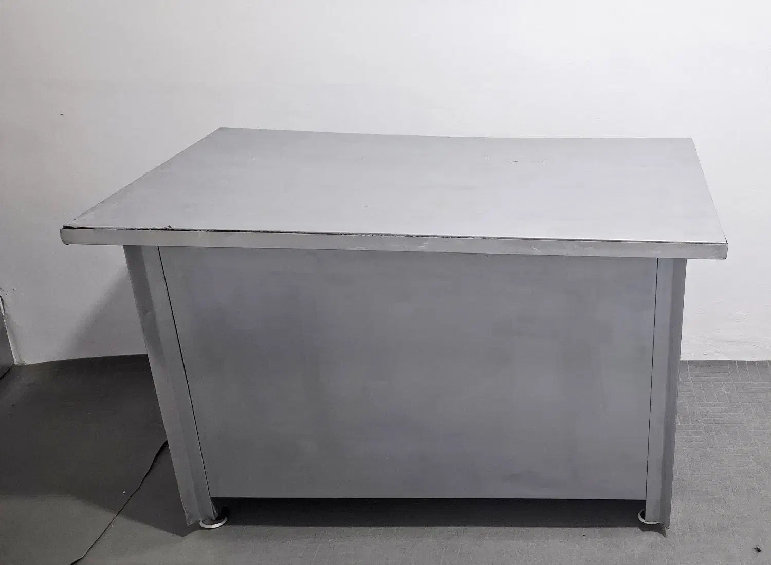 میز آهنی. میز تحریر|میز تحریر و کامپیوتر|کبودرآهنگ, |دیوار