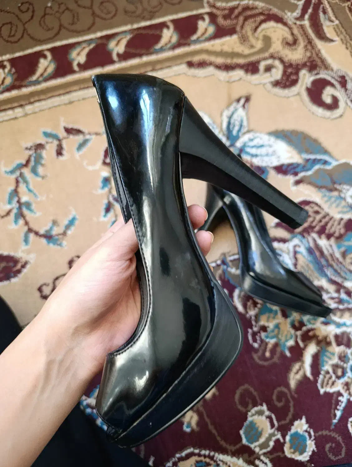 کفش مجلسی|کیف، کفش، کمربند|شیراز, قلعه نو|دیوار