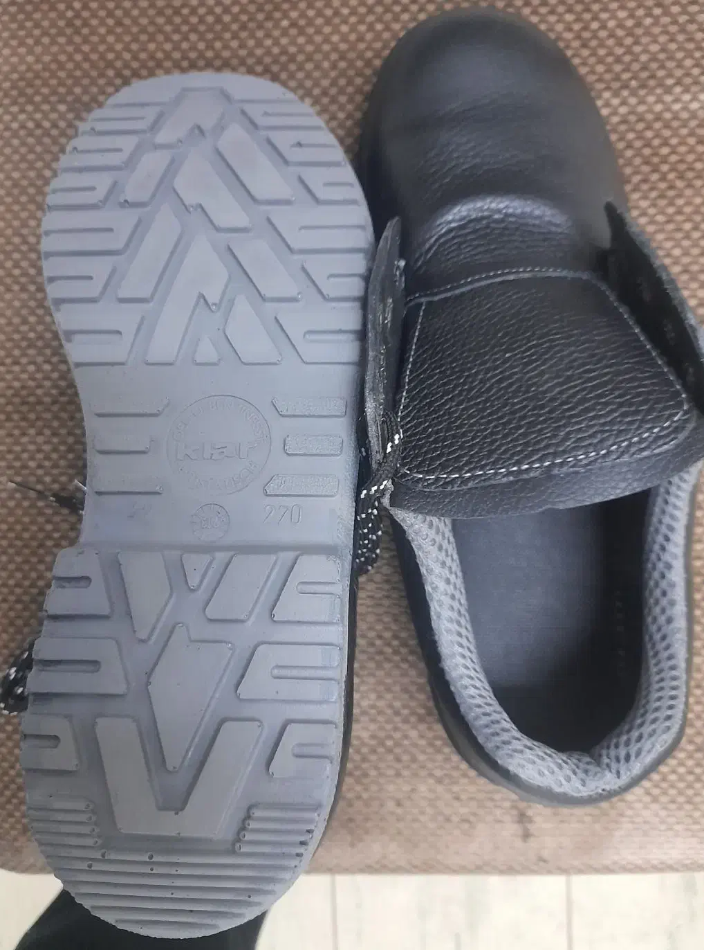 کفش کار|کیف، کفش، کمربند|رشت, نامجو|دیوار