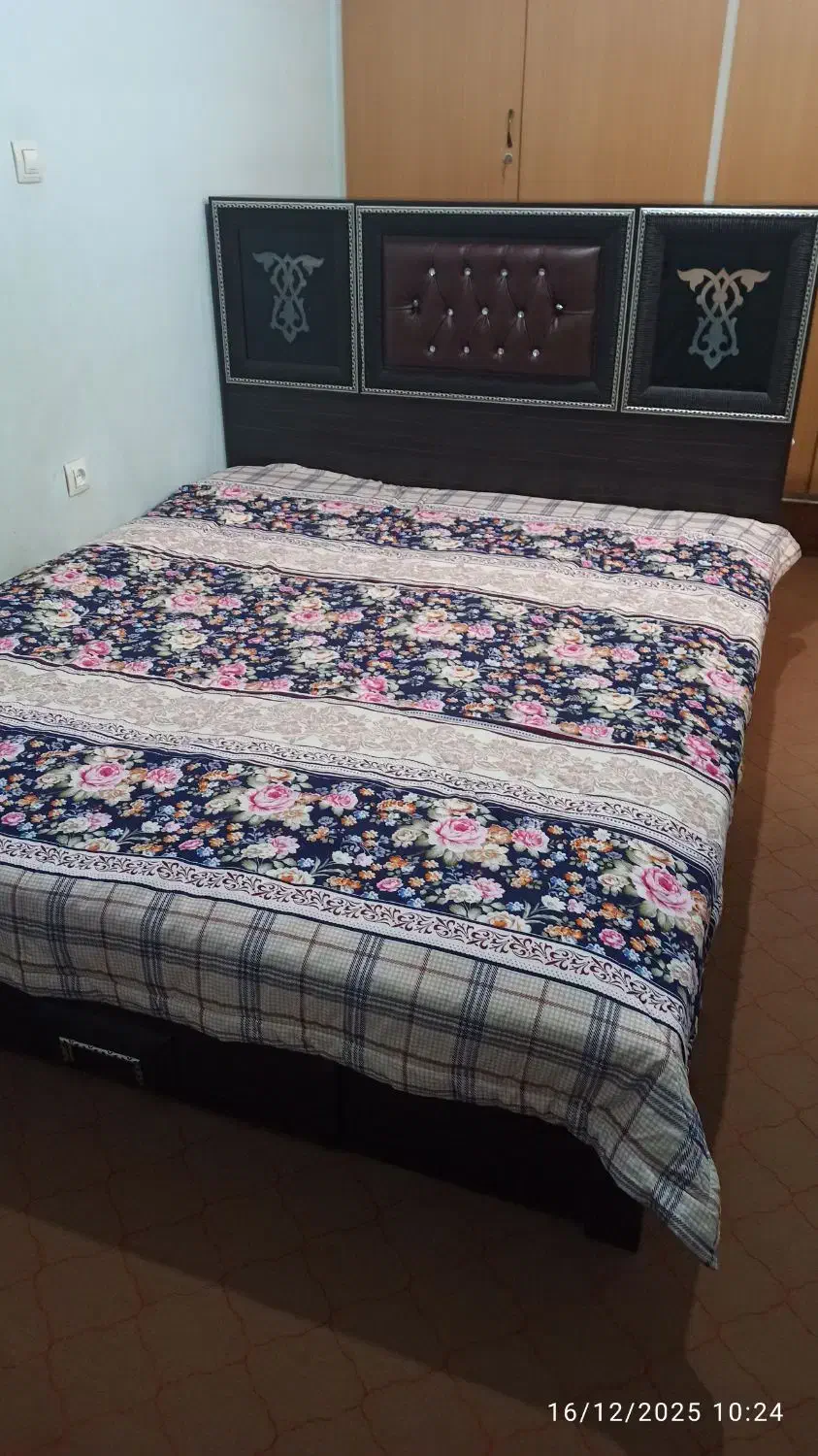 تخت دونفره همراه تشک|تخت و سرویس خواب|هشتگرد, شهرک بعثت|دیوار
