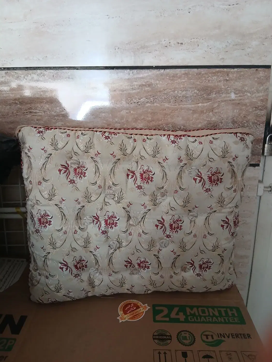 پشتی|پشتی|اصفهان, ملک‌شهر|دیوار