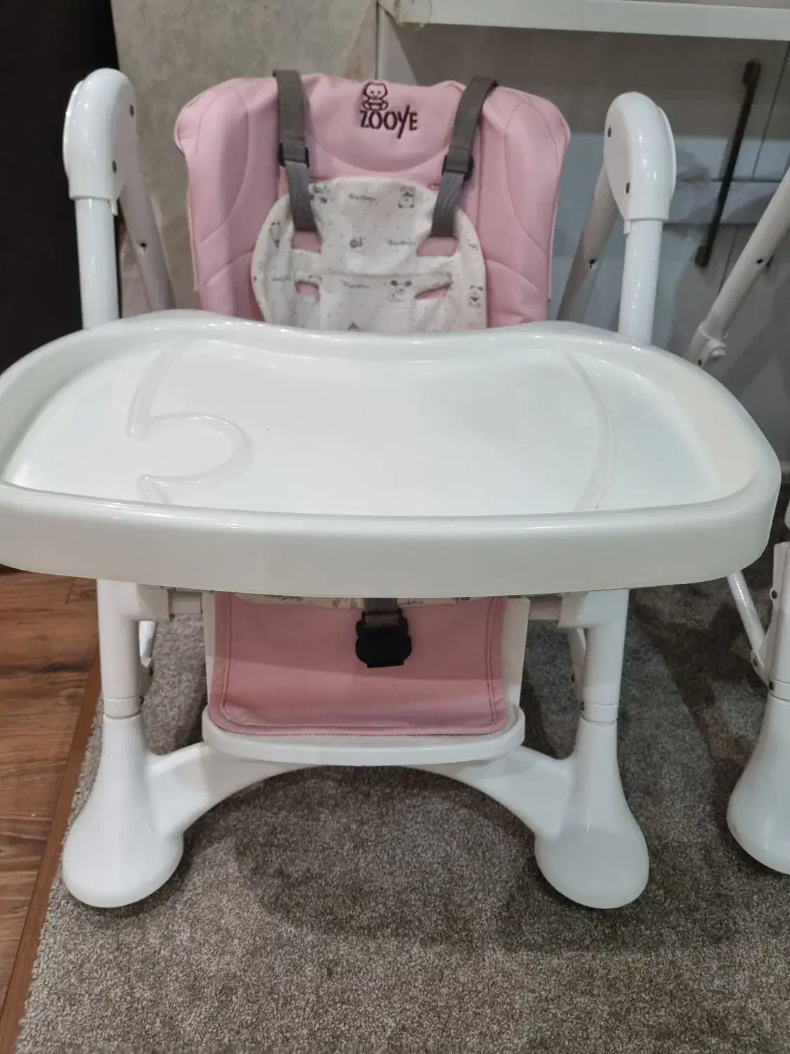 یک  عدد صندلی غذای کودک مارک زوئیه|تخت و صندلی بچه|تبریز, |دیوار