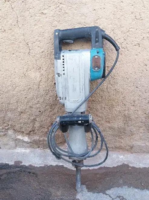 هیلتی ۱۳۰۴ گریسی|ابزارآلات|مشهد, کوشش|دیوار