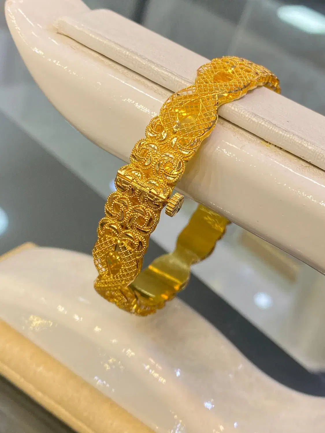 دستبند اماراتی 300بالای تابلو|جواهرات|خورموج, |دیوار