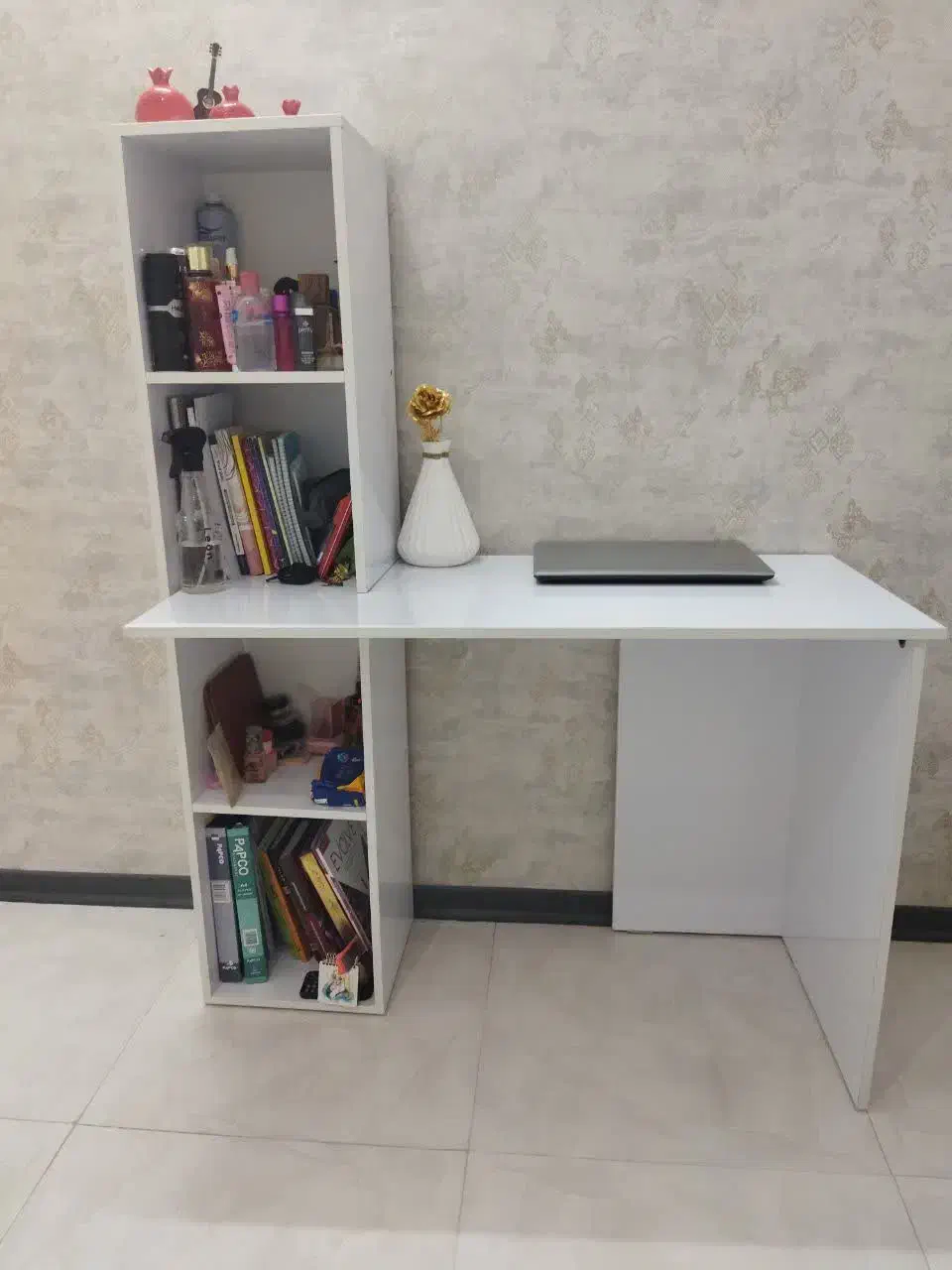 میزتحریر هایگلاس درجه یک همراه باچهارطبقه درحدنوو|میز تحریر و کامپیوتر|مشهد, امیریه|دیوار