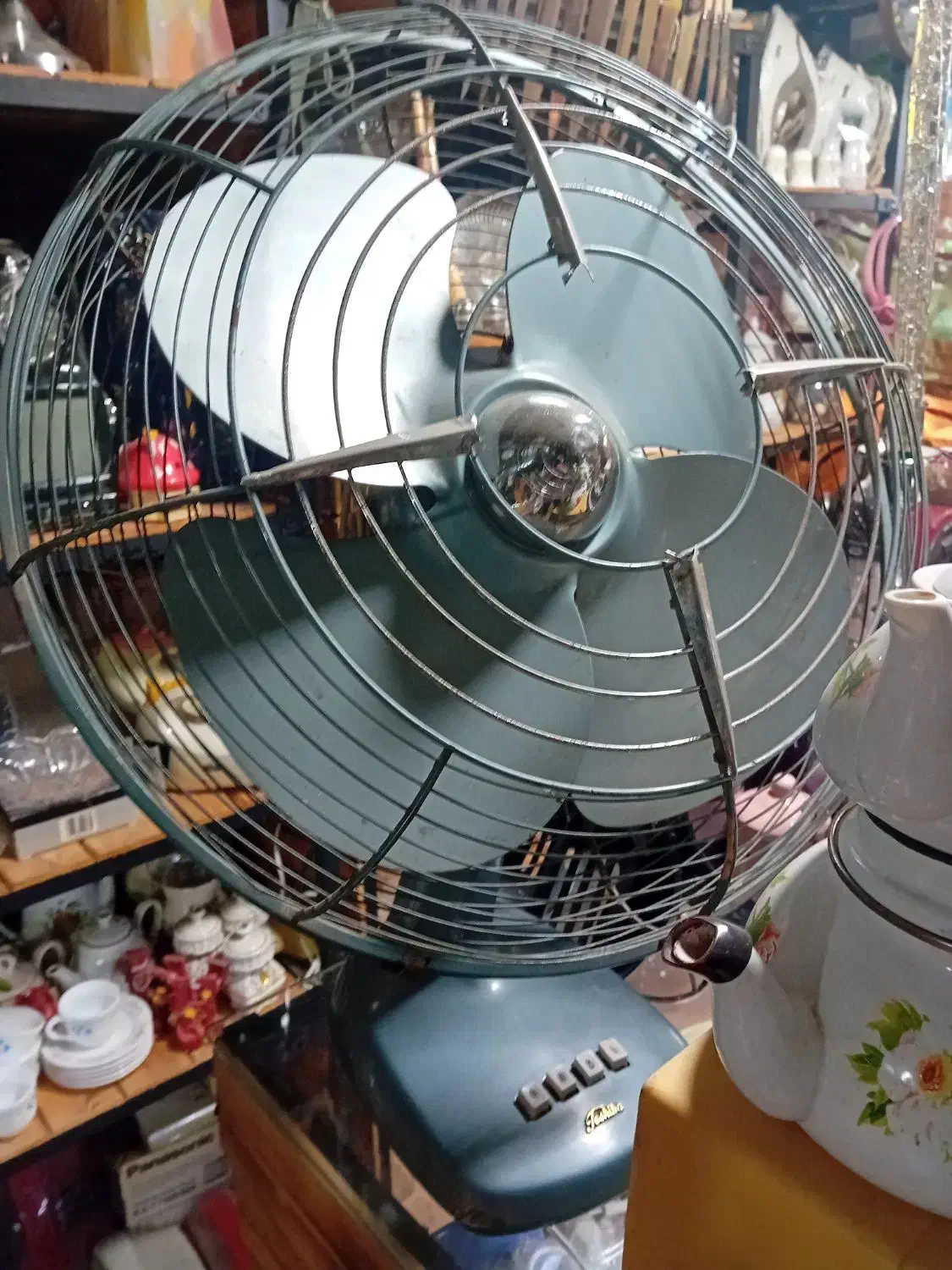 پنکه توشیبا بدنه تمام اهنی قدیمی سالم|پنکه و تصفیه‌کنندهٔ هوا|فردیس, طالقانی|دیوار