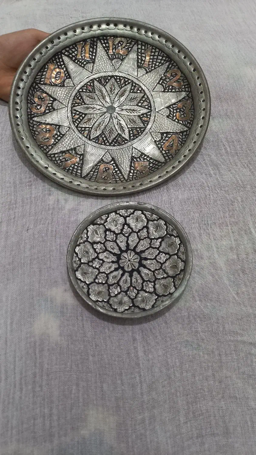 ساعت مسی عتیقه و بشقاب عتیقه...کنده‌کاری با دست|کلکسیون اشیاء عتیقه|سبزوار, فرهنگیان|دیوار