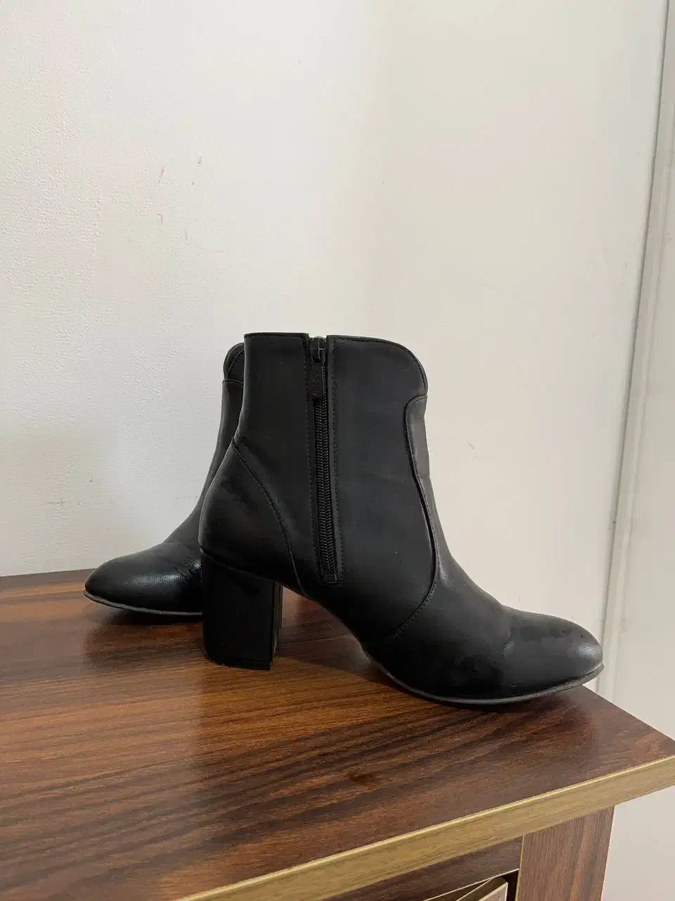 بوت|کیف، کفش، کمربند|سیاهکل, |دیوار