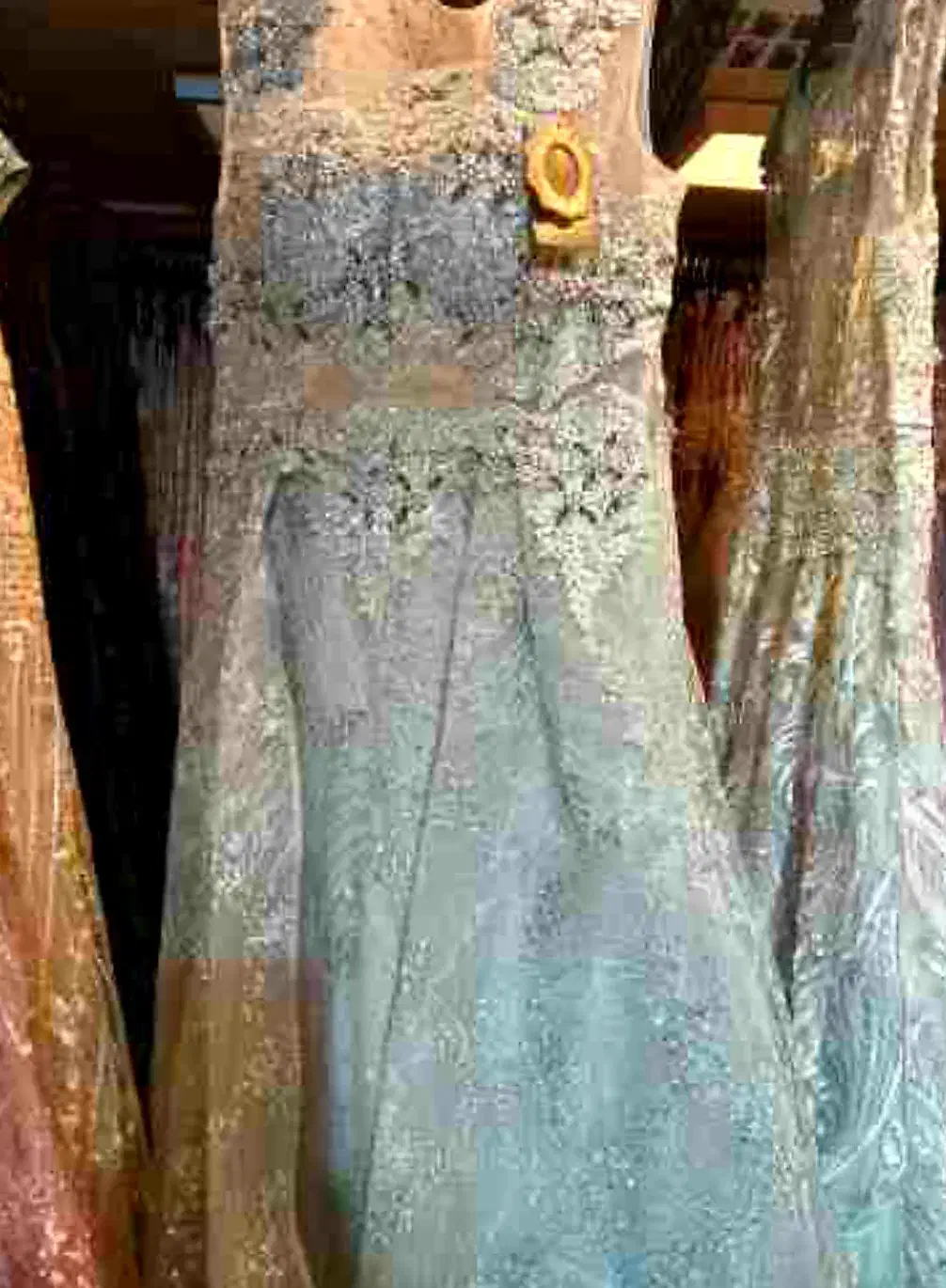 لباس مجلسی|لباس|رباط‌کریم, رباط‌کریم|دیوار