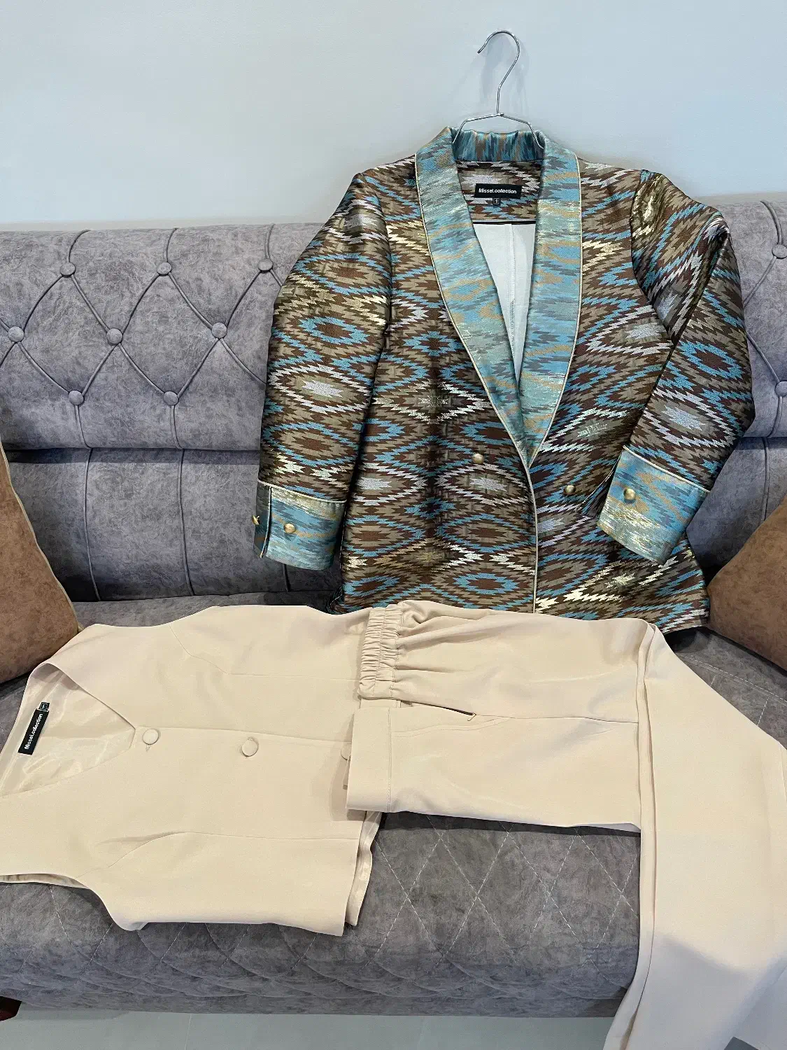 خاص باش|لباس|نیشابور, تختی|دیوار