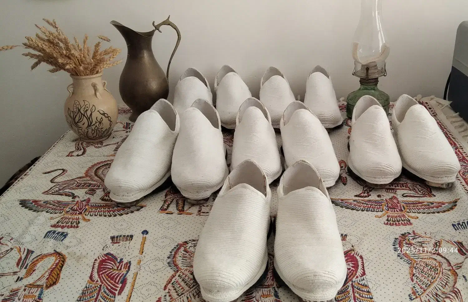 گیوه (شهری)|کیف، کفش، کمربند|اصفهان, هفتون|دیوار