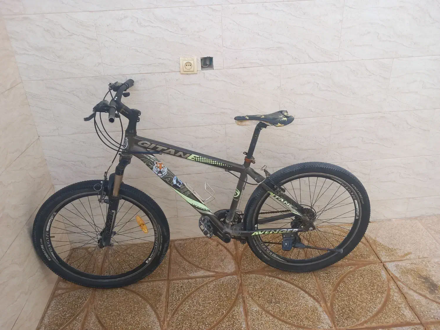 دوچرخه|دوچرخه، اسکیت، اسکوتر|ندوشن, |دیوار