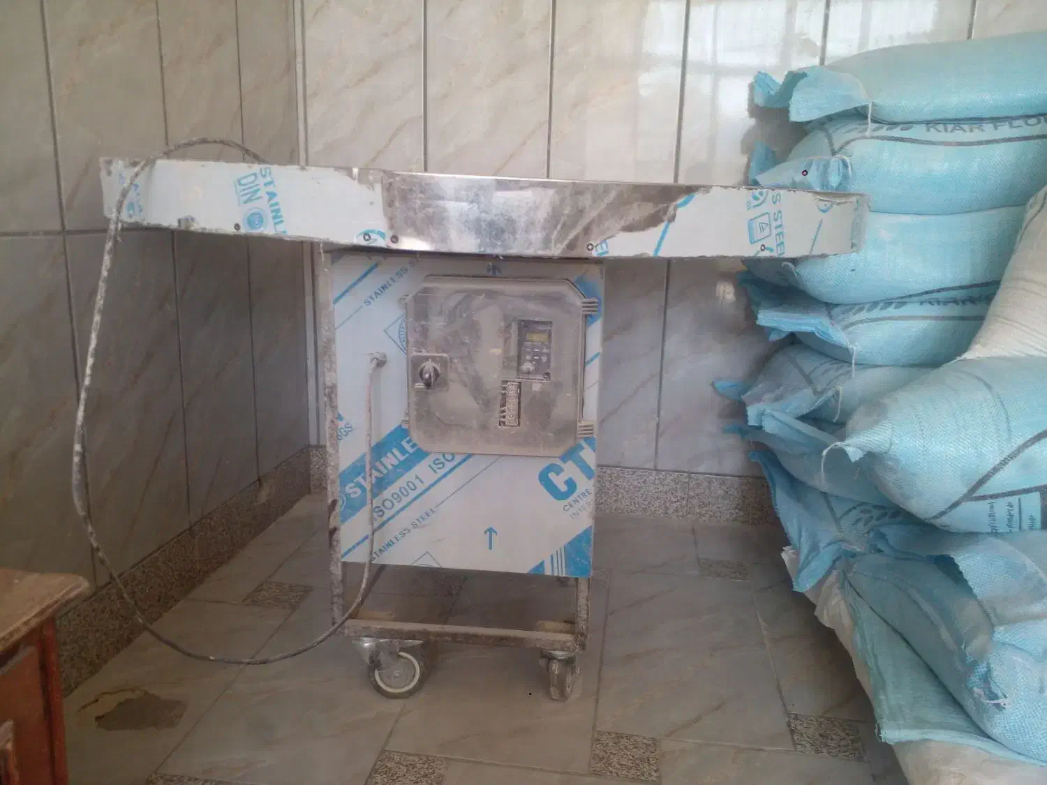 دستگاه چانه گیر به همراه میز|ماشین‌آلات صنعتی|بن, |دیوار