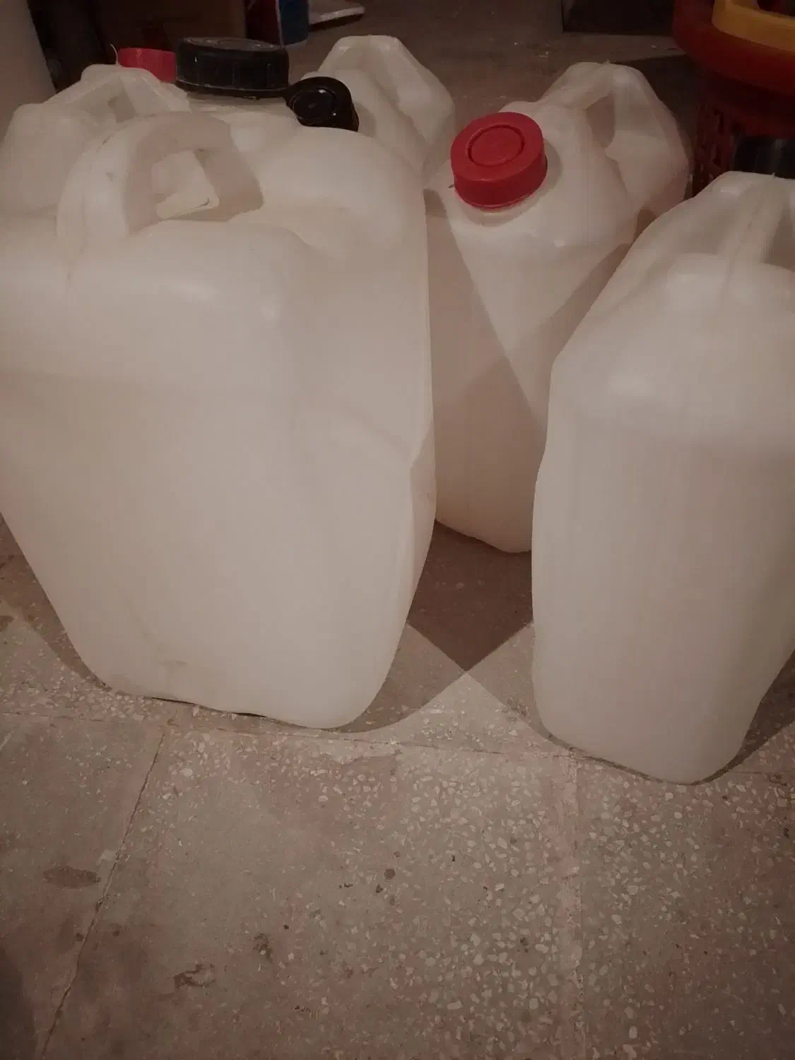 ظرف‌ده‌لیتری‌ویک‌عدد‌۲۰‌لیتری|ظروف نگهدارنده، پلاستیکی، یک‌بارمصرف|یزد, |دیوار