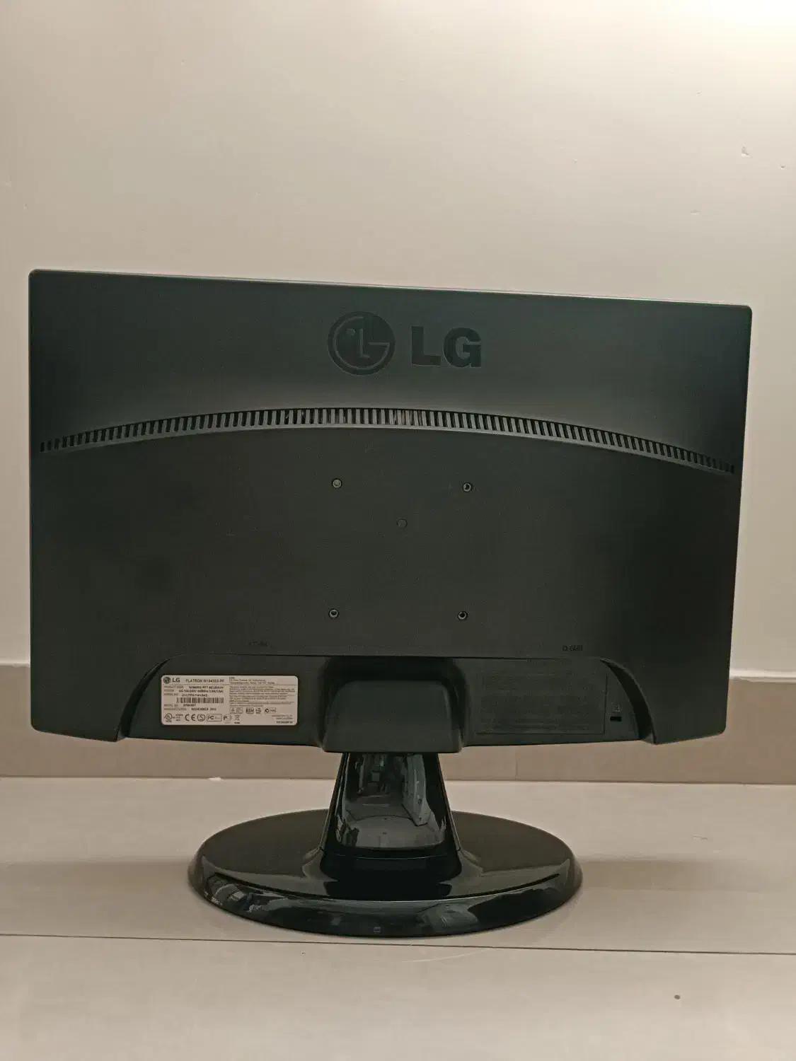 مانیتور ۱۹ اینچ ال‌جی تمیز|قطعات و لوازم جانبی رایانه|رشت, استقامت ۲|دیوار