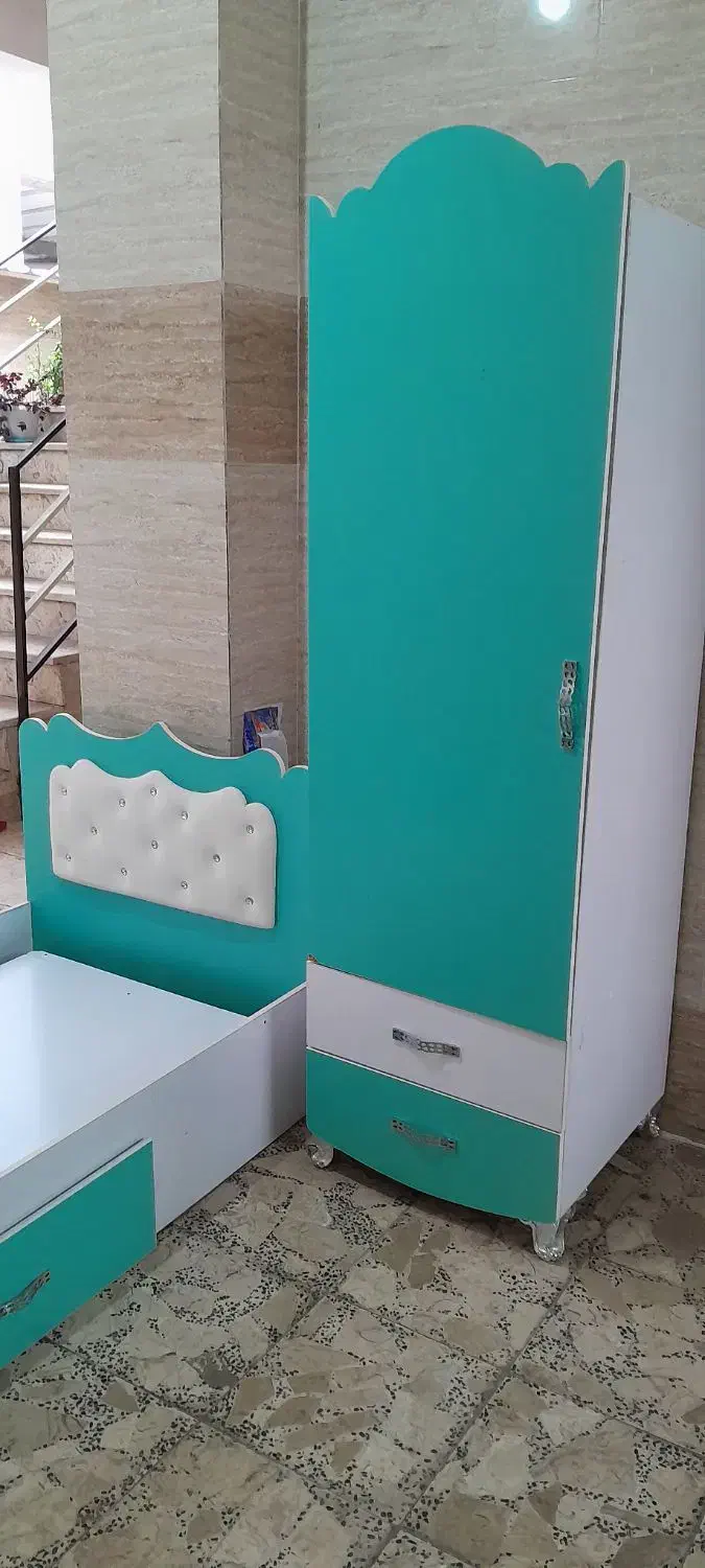 تخت و کمد|تخت و سرویس خواب|صومعه‌سرا, |دیوار