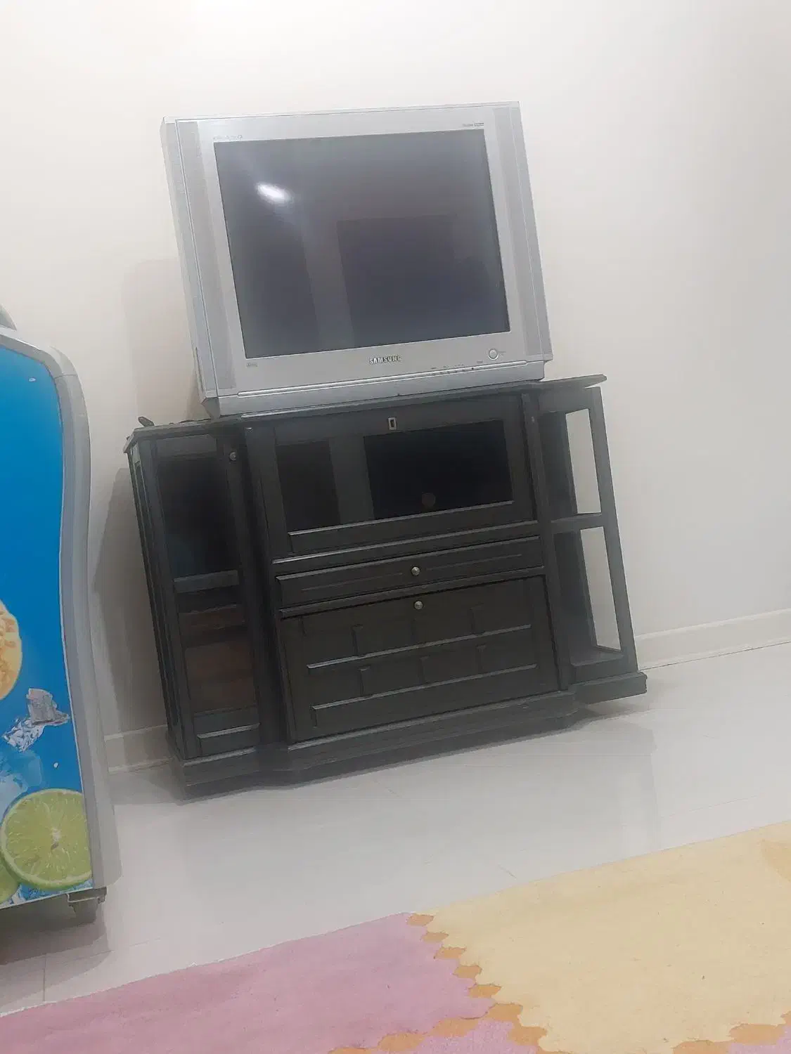 TV سامسونگ ۳۰ اینچ و میز نو|تلویزیون و پروژکتور|اهواز, کیانپارس |دیوار