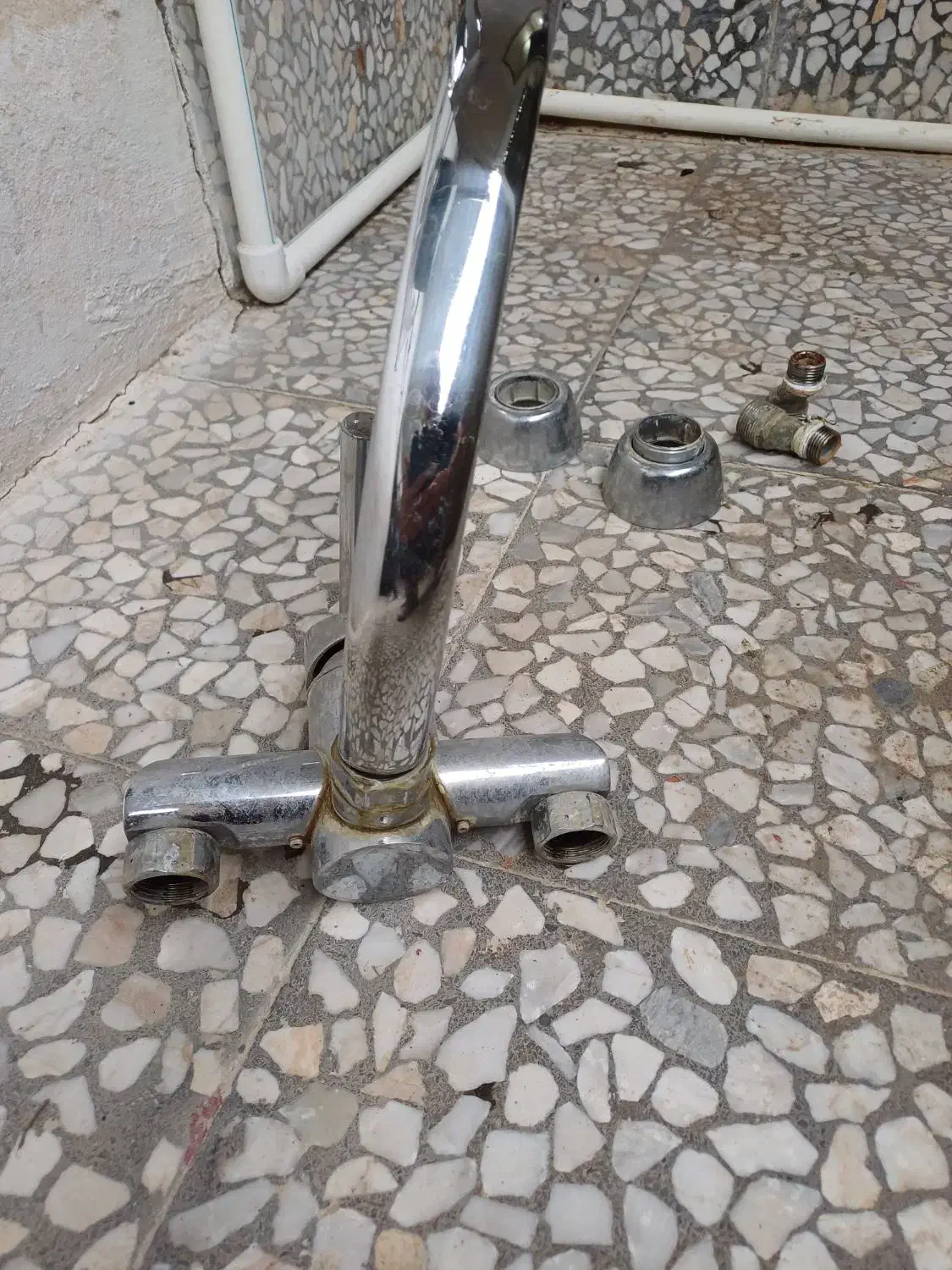 شیر آب سینک کارکرده|لوازم سرویس بهداشتی|رودسر, |دیوار