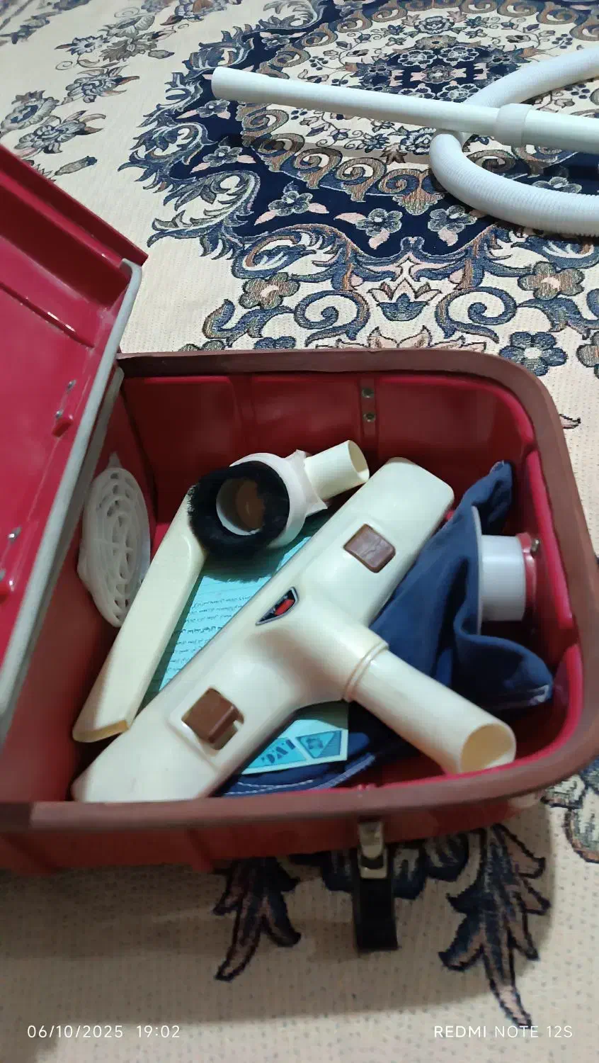 جاروبرقی قدیمی سال ساخت 1372|جاروبرقی، جارو شارژی، بخارشو|نهبندان, |دیوار