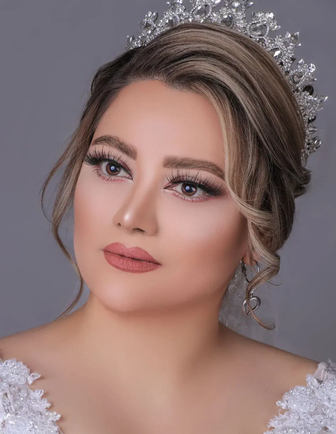 خدمات عروس میکاپ شنیون رنگ و لایت فیبروز مژه ناخن|خدمات آرایشگری و زیبایی|ملارد, |دیوار